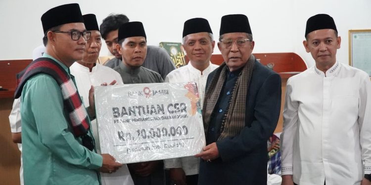 Wagub Jambi Serahkan Bantuan Stunting, CSR dan BAZNAS di Safari Ramadhan Tanjab Timur