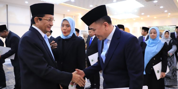 Menag Serahkan Keppres Penetapan Anggota BAZNAS kepada Dirjen Bina Keuda Agus Fatoni 