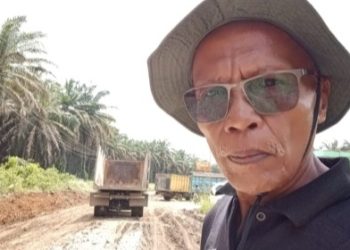 Tampung Aspirasi Masyarakat, H. Sukar Anggota DPRD Merangin Dapil III Pamenang Perbaiki Jalan Gunakan Dana Pribadi