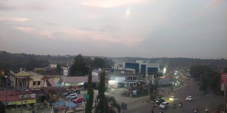 Suasana Kota Bangko Kabupaten Merangin jelang Senja Terasa Sejuk dan Langit Cerah dihiasi Penampakan Bulan 