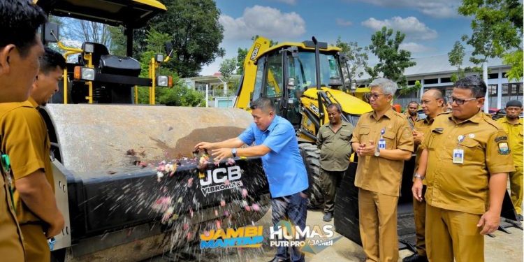 Percepat Perbaikan Jalan, PUTR Jambi Resmikan Pengadaan Alat Berat 2026