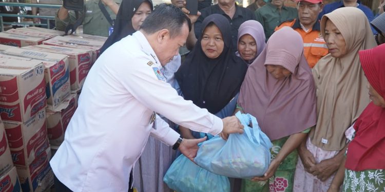 Gubernur Al Haris Tinjau dan Berikan Bantuan Korban Terdampak Banjir Kabupaten Sarolangun