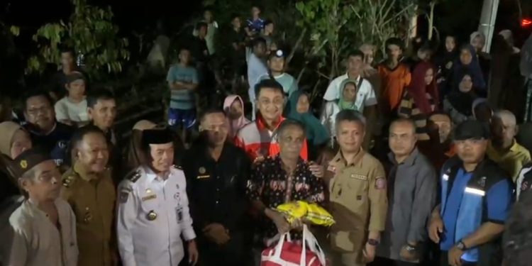 Gubernur Al Haris Tinjau Banjir di Merangin, Salurkan Bantuan dan Janjikan Perahu Gratis