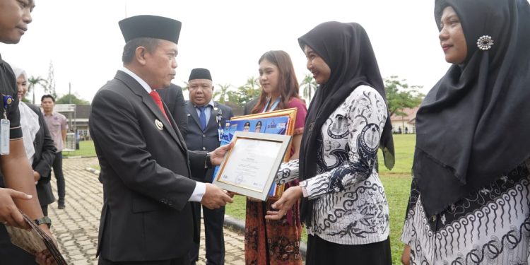 Peringatan Otoda dan Hardiknas, Gubernur Al Haris Tekankan Sinergi Daerah dan Pendidikan Berkualitas