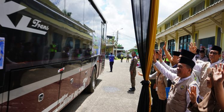 Lepas 442 JCH Kloter BTH 19, Gubernur Al Haris: Fokus Ibadah Haji, Jangan Sia-siakan Perjuangan Puluhan Tahun