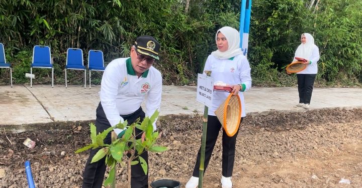 Ketua DPRD Muaro Jambi Tanam Pohon Bersama, Tegaskan Sinergi Pembangunan Berkelanjutan