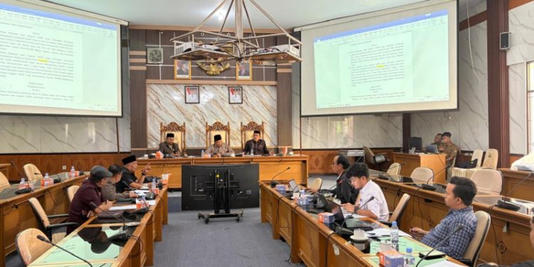 DPRD Muaro Jambi Bahas Raperda Kode Etik dan Tata Beracara BK untuk Perketat Disiplin Anggota