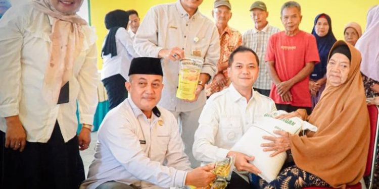 Wabup Gerry Salurkan Bantuan Pangan Bapanas untuk Korban Banjir di Bathin VIII Sarolangun