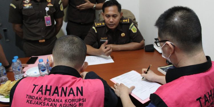 Tim Penyidik Kejagung Serahkan 11 Tersangka dan Barang Bukti Perkara Korupsi Penyimpangan Ekspor CPO