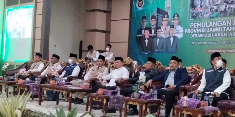 Sambut Jamaah Haji Kloter 13, Gubernur Al Haris Sampaikan Permohonan Maaf atas Kekurangan Layanan