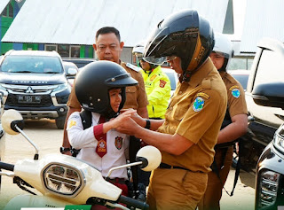 Bupati Fadhil Arief Naik Motor Antar Anak ke Sekolah, Gaungkan Gerakan Ayah Mengantar Anak di Batang Hari