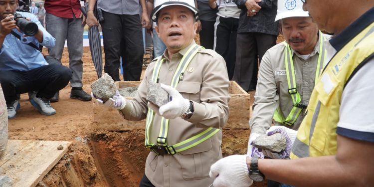 Gubernur Al Haris Letakkan Batu Pertama Pembangunan RSUD Bukit Tengah di Kerinci