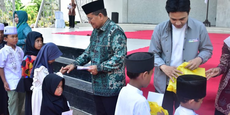 Maulana – Diza Serahkan Santunan Kepada Anak Yatim dan Berikan Bantuan Ratusan Paket Sembako Bagi Kaum Dhuafa