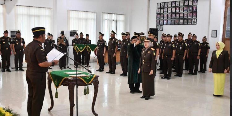 Kajati Jambi Lantik Pejabat Utama, Tegaskan Integritas dan Kepemimpinan untuk Percepatan Penegakan Hukum