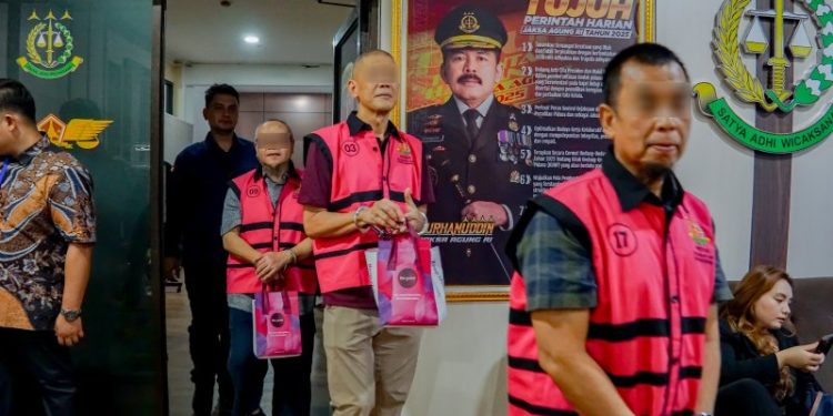 Kejaksaan Agung Serahkan 6 Tersangka dan Barang Bukti ke Penuntut Umum Perkara Korupsi PETRAL, PES dan ISC