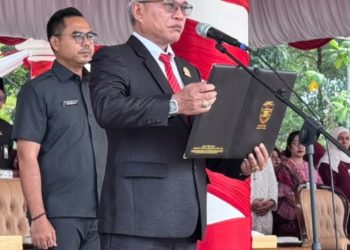 Ketua DPRD Muaro Jambi Aidi Hatta Bacakan UUD 1945 pada Upacara HUT ke-81 RI