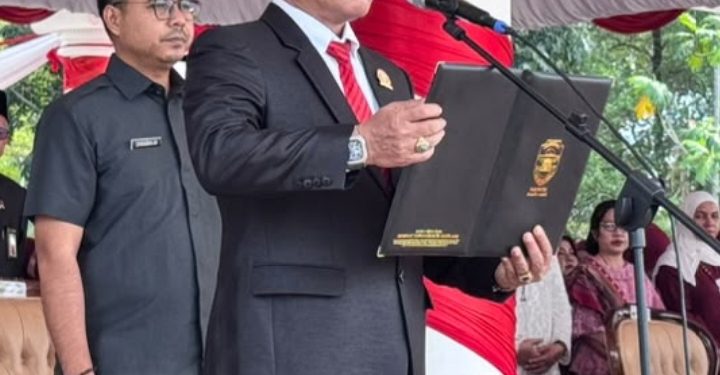 Ketua DPRD Muaro Jambi Aidi Hatta Bacakan UUD 1945 pada Upacara HUT ke-81 RI