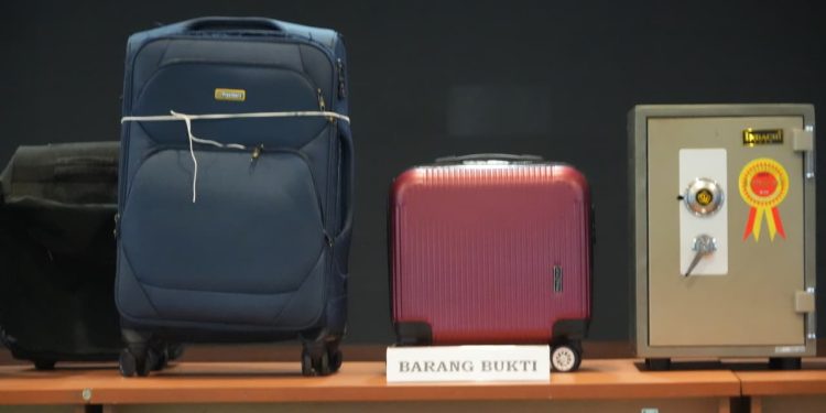 Tim Penyidik Serahkan Tersangka FA dan Barang Bukti ke Penuntut Umum Kejari Jakarta Selatan Kasus TPPU