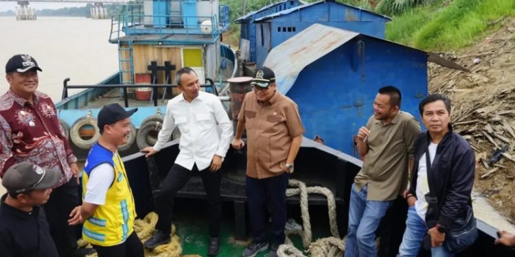 Ketua DPRD Kota Jambi Tinjau Abrasi Batanghari, Dorong Pembangunan Turap