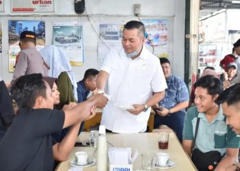 Kualitas Udara Jadi Perhatian, Ketua DPRD Kota Jambi Bagikan 2.000 Masker