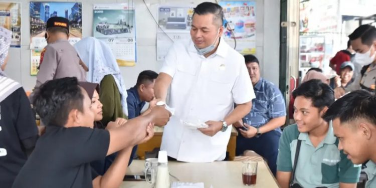 Kualitas Udara Jadi Perhatian, Ketua DPRD Kota Jambi Bagikan 2.000 Masker