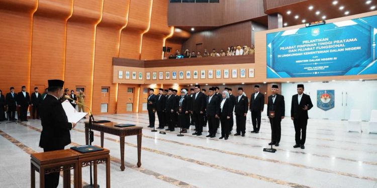 Lantik Pejabat Pimpinan Tinggi Pratama dan Fungsional, Mendagri Tekankan Pentingnya Rotasi dan Penyegaran Organisasi