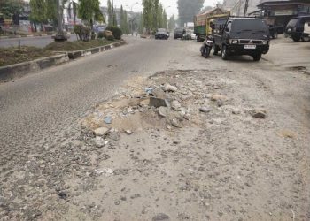Jalan Tiga Jalur yang Rusak di Kota Bangko Merangin Belum ada Perbaiki, Dikeluhkan Pengendara