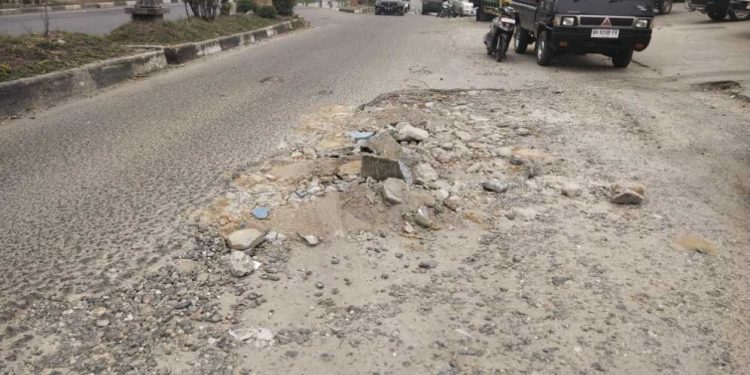 Jalan Tiga Jalur yang Rusak di Kota Bangko Merangin Belum ada Perbaiki, Dikeluhkan Pengendara